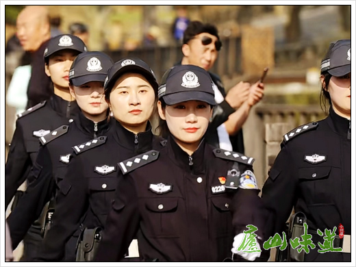 庐山景区:庐山公安女警巡逻队亮相牯岭街
